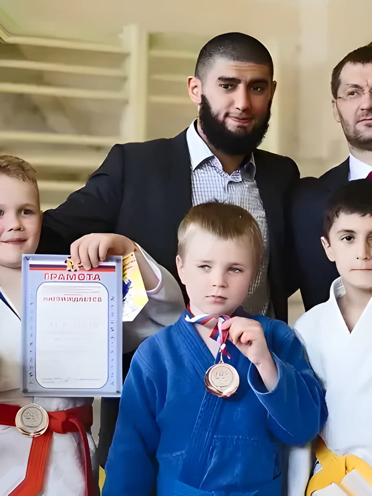 Тренер с командой спортсменов