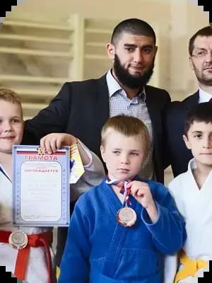Тренер с командой спортсменов